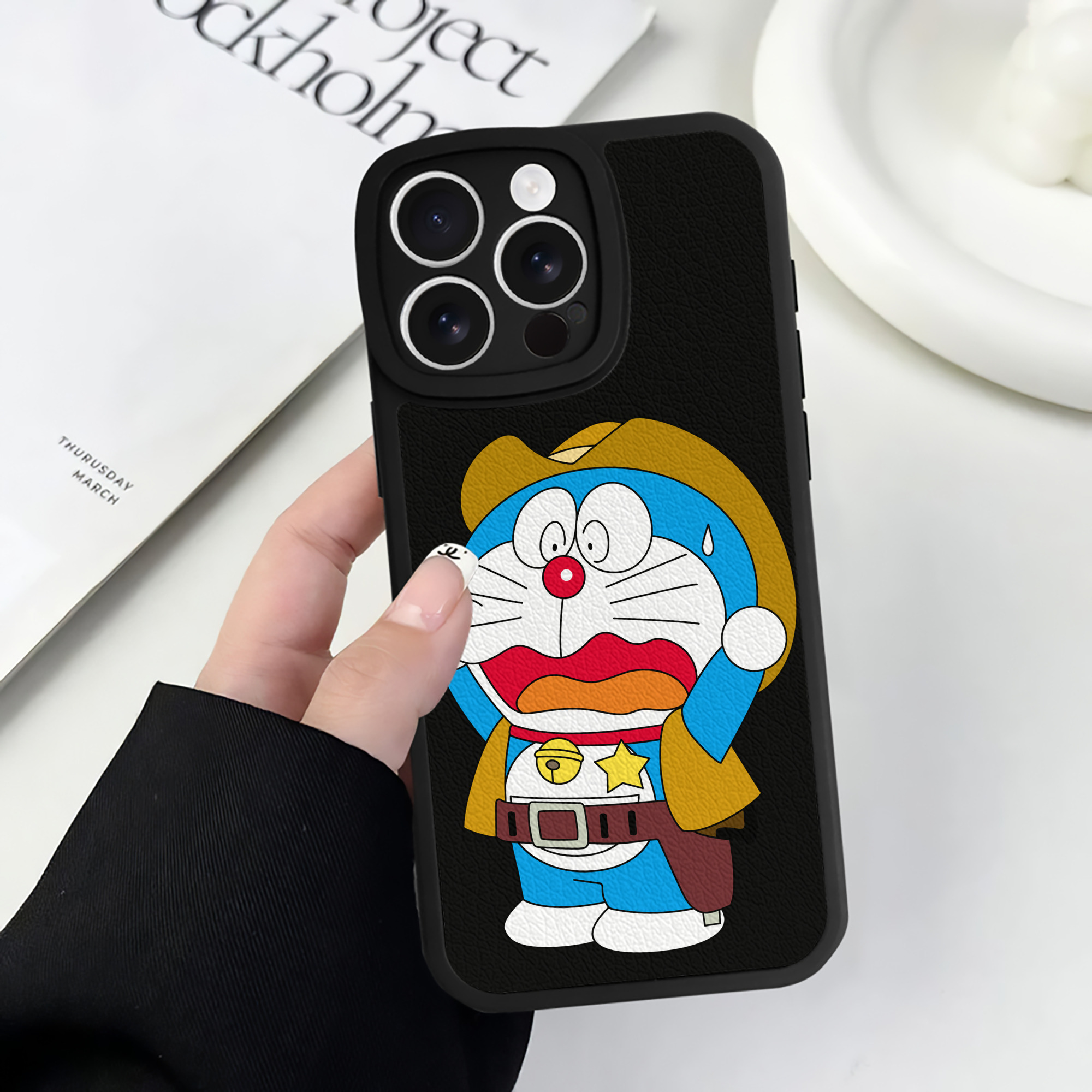 （画像用） ドラえもん Doraemon 【iPhone 16シリーズ対応】シリコンスマホケース（レザー調） 材質：シリコン
